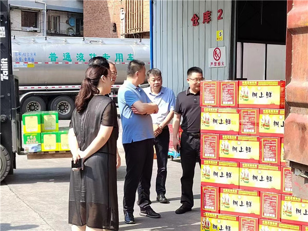 近日，重慶市萬州區(qū)委常委、副書記李慶一行蒞臨重慶樹上鮮食品集團調(diào)研指導工作。并要求企業(yè)一邊抓好經(jīng)營生產(chǎn)“保穩(wěn)促增、聚力發(fā)展”、一邊加快重慶市重點工程“年產(chǎn)5萬噸調(diào)味品”項目的建設工作，實現(xiàn)企業(yè)整體搬遷工業(yè)園區(qū)目標！