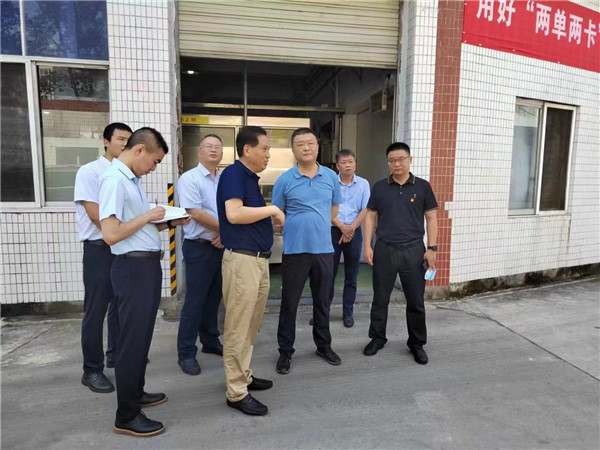 近日，重慶市萬州區(qū)委常委、副書記李慶一行蒞臨重慶樹上鮮食品集團調(diào)研指導工作。并要求企業(yè)一邊抓好經(jīng)營生產(chǎn)“保穩(wěn)促增、聚力發(fā)展”、一邊加快重慶市重點工程“年產(chǎn)5萬噸調(diào)味品”項目的建設工作，實現(xiàn)企業(yè)整體搬遷工業(yè)園區(qū)目標！