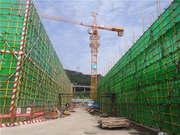 近日，重慶市萬州區(qū)委常委、副書記李慶一行蒞臨重慶樹上鮮食品集團調(diào)研指導工作。并要求企業(yè)一邊抓好經(jīng)營生產(chǎn)“保穩(wěn)促增、聚力發(fā)展”、一邊加快重慶市重點工程“年產(chǎn)5萬噸調(diào)味品”項目的建設工作，實現(xiàn)企業(yè)整體搬遷工業(yè)園區(qū)目標！