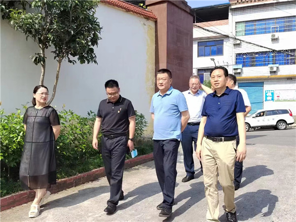 近日，重慶市萬州區(qū)委常委、副書記李慶一行蒞臨重慶樹上鮮食品集團調(diào)研指導工作。并要求企業(yè)一邊抓好經(jīng)營生產(chǎn)“保穩(wěn)促增、聚力發(fā)展”、一邊加快重慶市重點工程“年產(chǎn)5萬噸調(diào)味品”項目的建設工作，實現(xiàn)企業(yè)整體搬遷工業(yè)園區(qū)目標！