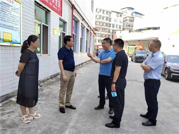 近日，重慶市萬州區(qū)委常委、副書記李慶一行蒞臨重慶樹上鮮食品集團調(diào)研指導工作。并要求企業(yè)一邊抓好經(jīng)營生產(chǎn)“保穩(wěn)促增、聚力發(fā)展”、一邊加快重慶市重點工程“年產(chǎn)5萬噸調(diào)味品”項目的建設工作，實現(xiàn)企業(yè)整體搬遷工業(yè)園區(qū)目標！