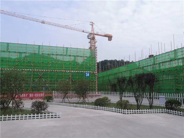 近日，重慶市萬州區(qū)委常委、副書記李慶一行蒞臨重慶樹上鮮食品集團調(diào)研指導工作。并要求企業(yè)一邊抓好經(jīng)營生產(chǎn)“保穩(wěn)促增、聚力發(fā)展”、一邊加快重慶市重點工程“年產(chǎn)5萬噸調(diào)味品”項目的建設工作，實現(xiàn)企業(yè)整體搬遷工業(yè)園區(qū)目標！